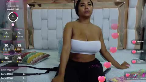 Snapshot of colombia_mommy_ chatting on 10-12-25, 12:04 GRETCHEN online show from 10-12-25, 12:04