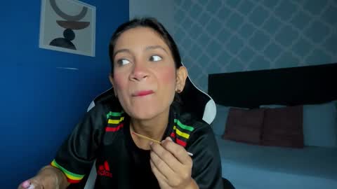 Snapshot of cora22_ chatting on 10-01-25, 12:44 CORA online show from 10-01-25, 12:44