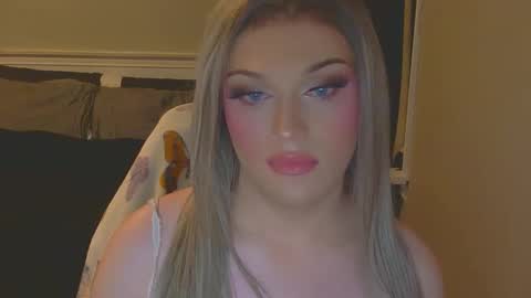 Snapshot of coracav chatting on 11-19-25, 01:27 coracav online show from 11-19-25, 01:27