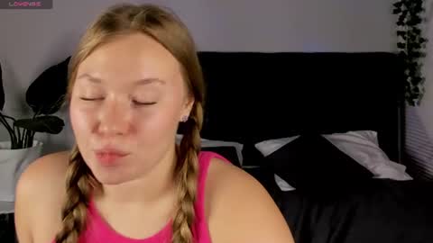 Snapshot of coral1ne_clark chatting on 07-24-26, 01:47 Coral1ne Clark online show from 07-24-26, 01:47