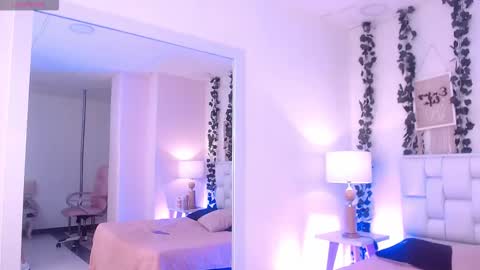 Snapshot of coralgh_ chatting on 09-18-25, 12:29 Coral online show from 09-18-25, 12:29