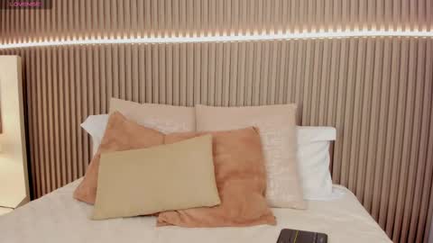 coralineross_ online show from 02-14-25, 02:12