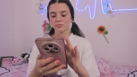 Snapshot of coralinexxx07 chatting on 07-14-26, 02:05 Coraline uwu Bienvenidos al dulce mundo de Coraline Hola amores soy Coraline Una chica tierna juguetona online show from 07-14-26, 02:05