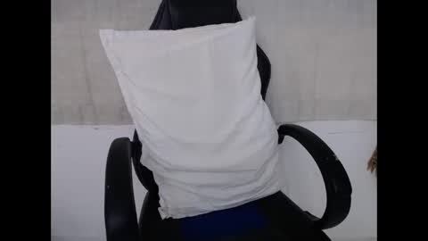 Snapshot of corolaxxl chatting on 11-25-25, 02:00 corolaxxl online show from 11-25-25, 02:00