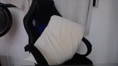 Snapshot of corolaxxl chatting on 12-21-25, 01:02 corolaxxl online show from 12-21-25, 01:02