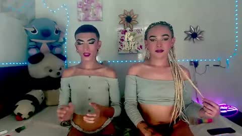 Snapshot of couple_sweet1016 chatting on 09-20-25, 05:52 ALEXA KIM online show from 09-20-25, 05:52