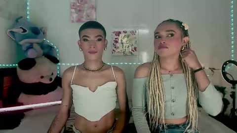 Snapshot of couple_sweet1016 chatting on 09-25-25, 08:45 ALEXA KIM online show from 09-25-25, 08:45