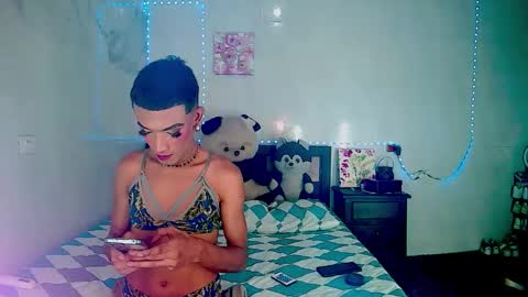 Snapshot of couple_sweet1016 chatting on 10-28-25, 01:20 ALEXA KIM online show from 10-28-25, 01:20