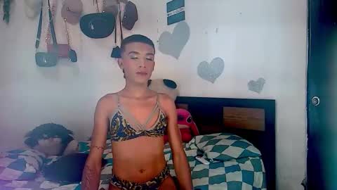 Snapshot of couple_sweet1016 chatting on 11-25-25, 03:17 ALEXA KIM online show from 11-25-25, 03:17