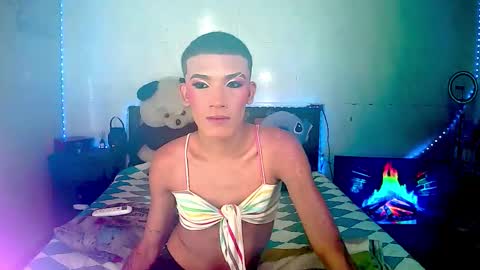 Snapshot of couple_sweet1016 chatting on 12-15-25, 01:37 ALEXA KIM online show from 12-15-25, 01:37