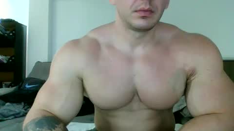 Snapshot of couplemuscle40 chatting on 09-19-25, 02:29 couplemuscle40 online show from 09-19-25, 02:29