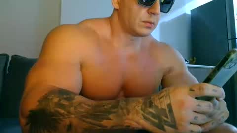 Snapshot of couplemuscle40 chatting on 09-23-25, 11:41 couplemuscle40 online show from 09-23-25, 11:41