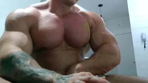 Snapshot of couplemuscle40 chatting on 10-06-25, 01:36 couplemuscle40 online show from 10-06-25, 01:36
