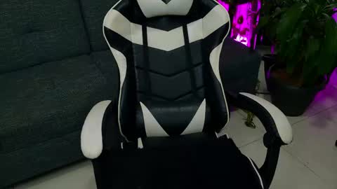 Laura  online show from 04-11-26, 04:28