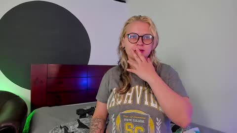 Snapshot of crazy_cakes_ chatting on 12-20-24, 01:33 Lexie  Rose  online show from 12-20-24, 01:33