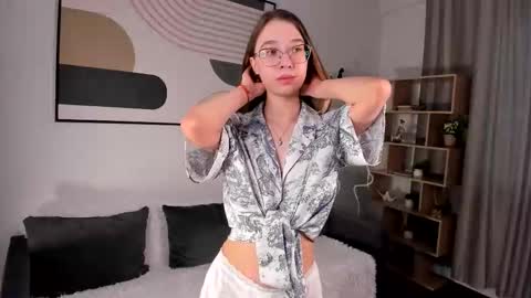 Snapshot of crazy_selfi chatting on 03-09-26, 05:11 Emma online show from 03-09-26, 05:11