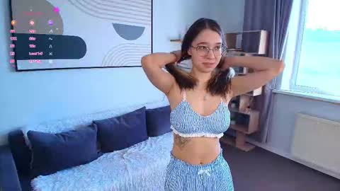 Snapshot of crazy_selfi chatting on 03-17-26, 07:01 Emma online show from 03-17-26, 07:01