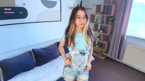 Snapshot of crazy_selfi chatting on 03-19-26, 07:01 Emma online show from 03-19-26, 07:01