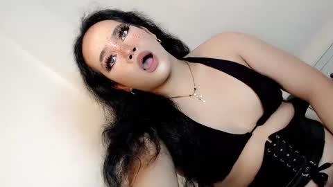Snapshot of crazy_vixen chatting on 01-17-25, 07:05 Hot Ayisha online show from 01-17-25, 07:05