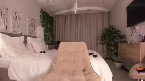 Snapshot of creambaby1 chatting on 12-19-25, 08:32 ALEXA AND WALLY online show from 12-19-25, 08:32