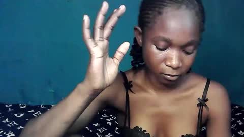 Snapshot of creamyxsugar chatting on 10-31-25, 02:40 creamyxsugar online show from 10-31-25, 02:40