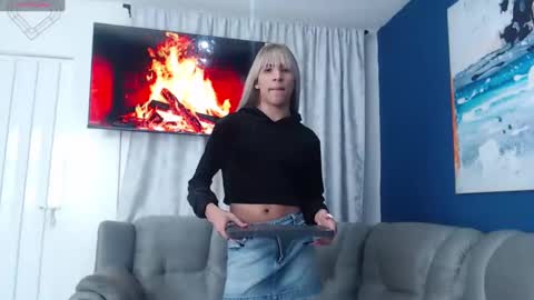 Snapshot of crisevanz18 chatting on 02-23-25, 11:33 Cris Evanz online show from 02-23-25, 11:33