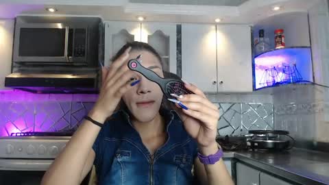 Snapshot of crisozzz chatting on 04-25-26, 05:43 Cristina Onazis online show from 04-25-26, 05:43