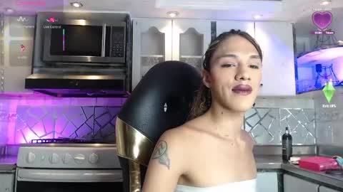 Snapshot of crisozzz chatting on 05-01-26, 06:01 Cristina Onazis online show from 05-01-26, 06:01
