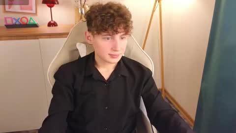 Snapshot of crisp1n chatting on 11-14-25, 07:01 Chris online show from 11-14-25, 07:01