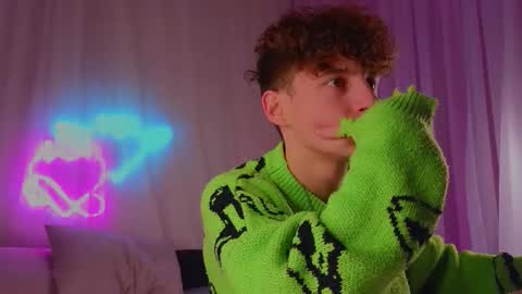 Snapshot of crisp1n chatting on 11-19-25, 07:14 Chris online show from 11-19-25, 07:14