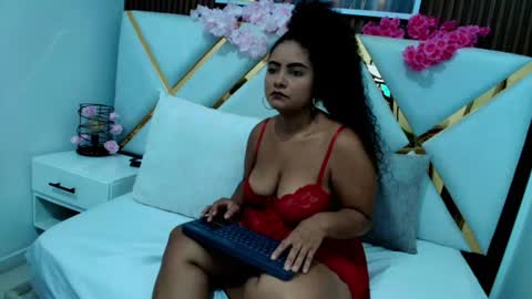 Snapshot of cristal_curly_ chatting on 07-27-26, 11:39 C R I S T A L online show from 07-27-26, 11:39