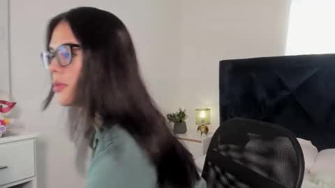 Snapshot of cristal_williams chatting on 03-12-26, 12:11 CRISTAL online show from 03-12-26, 12:11