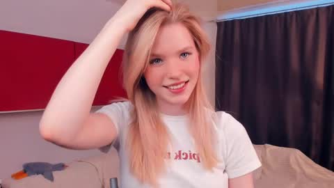 Snapshot of cristasires chatting on 04-22-26, 12:18 Cristas online show from 04-22-26, 12:18