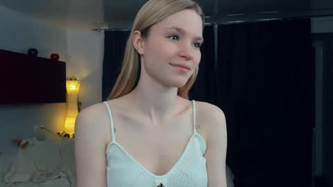 Snapshot of cristasires chatting on 04-29-26, 05:30 Cristas online show from 04-29-26, 05:30