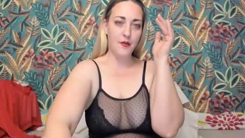 Snapshot of cristinnna chatting on 12-17-25, 09:21 Cristina online show from 12-17-25, 09:21