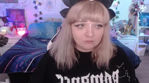 Snapshot of crystal_galaxy chatting on 09-08-25, 06:29   online show from 09-08-25, 06:29