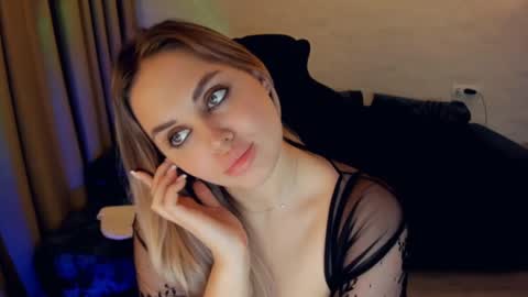 Snapshot of crystalemily chatting on 12-17-24, 11:05 crystalemily online show from 12-17-24, 11:05