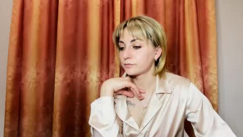 Snapshot of crystalfever_ chatting on 05-18-26, 08:25 Mary online show from 05-18-26, 08:25