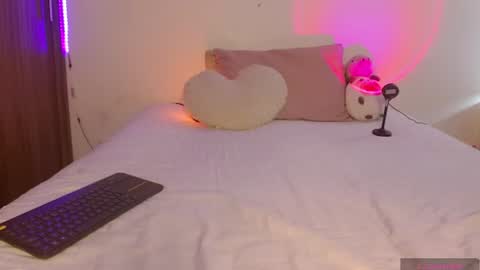 Snapshot of crystalitesq chatting on 06-25-26, 01:26 Olivia online show from 06-25-26, 01:26