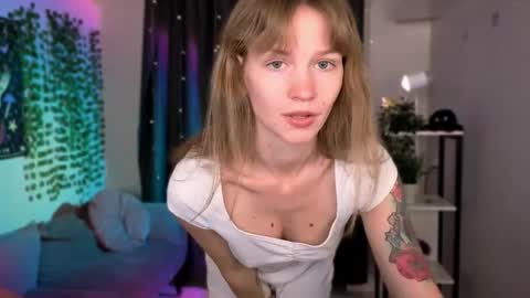 Snapshot of crystalkris_ chatting on 05-28-26, 06:32 Crystal online show from 05-28-26, 06:32