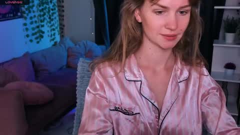 Snapshot of crystalkris_ chatting on 06-03-26, 02:33 Crystal online show from 06-03-26, 02:33