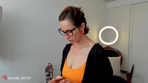 Snapshot of cuddlingbunnny chatting on 12-21-25, 06:15 Leonela online show from 12-21-25, 06:15