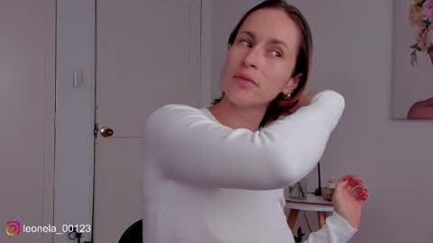 Snapshot of cuddlingbunnny chatting on 02-14-26, 06:48 Leonela online show from 02-14-26, 06:48