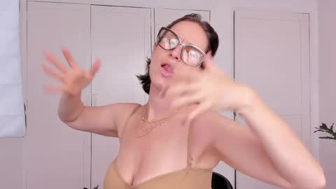 Leonela online show from 04-25-26, 07:11