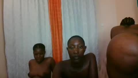 Snapshot of cum_bhaddie chatting on 09-10-25, 07:47 Cammy online show from 09-10-25, 07:47