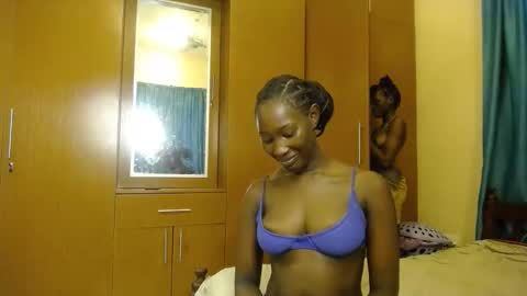 Snapshot of cum_bhaddie chatting on 10-14-25, 05:52 Cammy online show from 10-14-25, 05:52