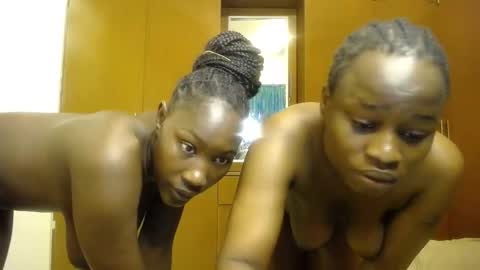 Snapshot of cum_bhaddie chatting on 10-17-25, 07:55 Cammy online show from 10-17-25, 07:55