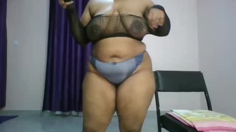 Snapshot of curvy_essie chatting on 02-12-25, 01:16 Essie online show from 02-12-25, 01:16