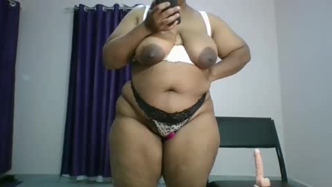 Snapshot of curvy_essie chatting on 02-21-25, 05:42 Essie online show from 02-21-25, 05:42