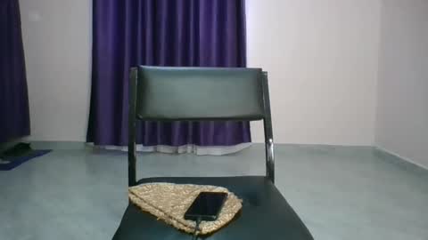 Snapshot of curvy_essie chatting on 02-24-25, 01:53 Essie online show from 02-24-25, 01:53